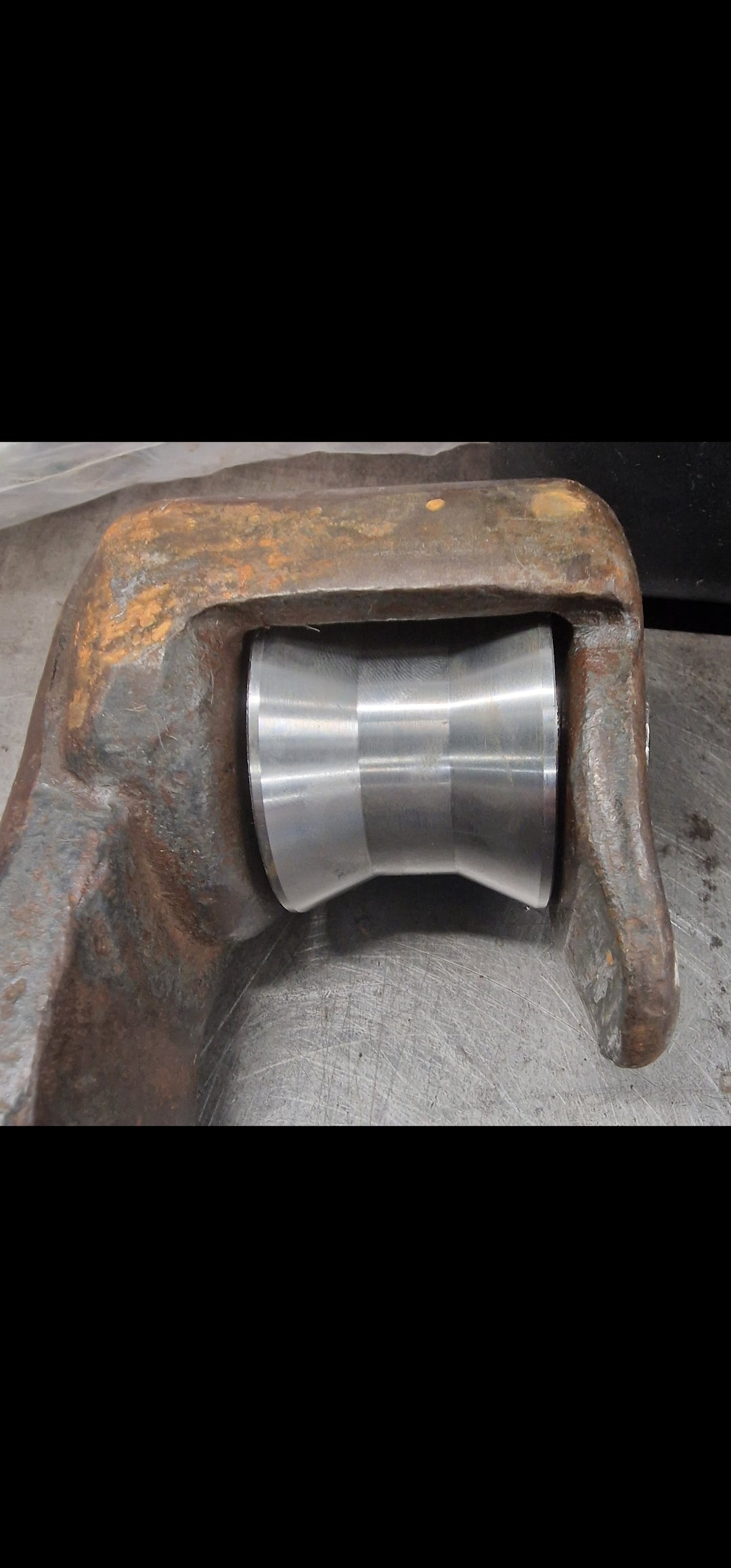 Cattle bleed shackle bobbin
